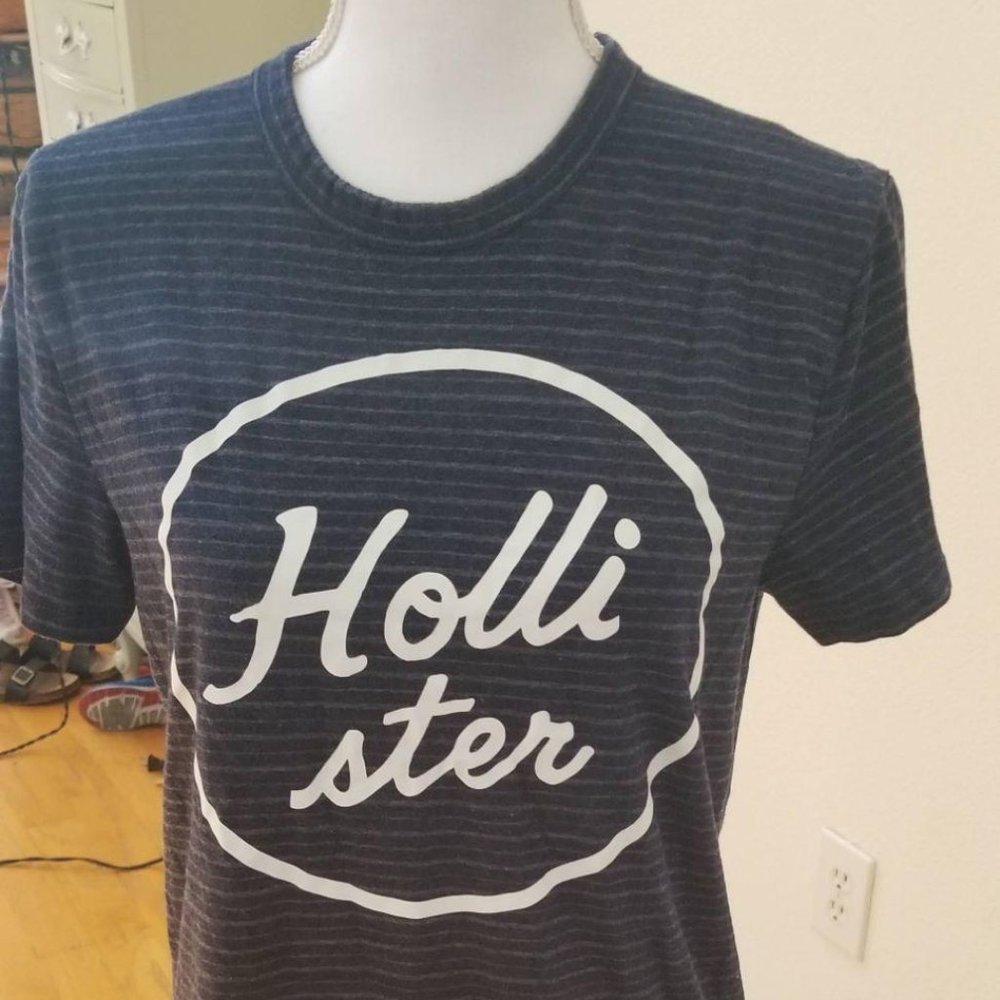 🦄 Hollister / Small / Blue Stripe Tee